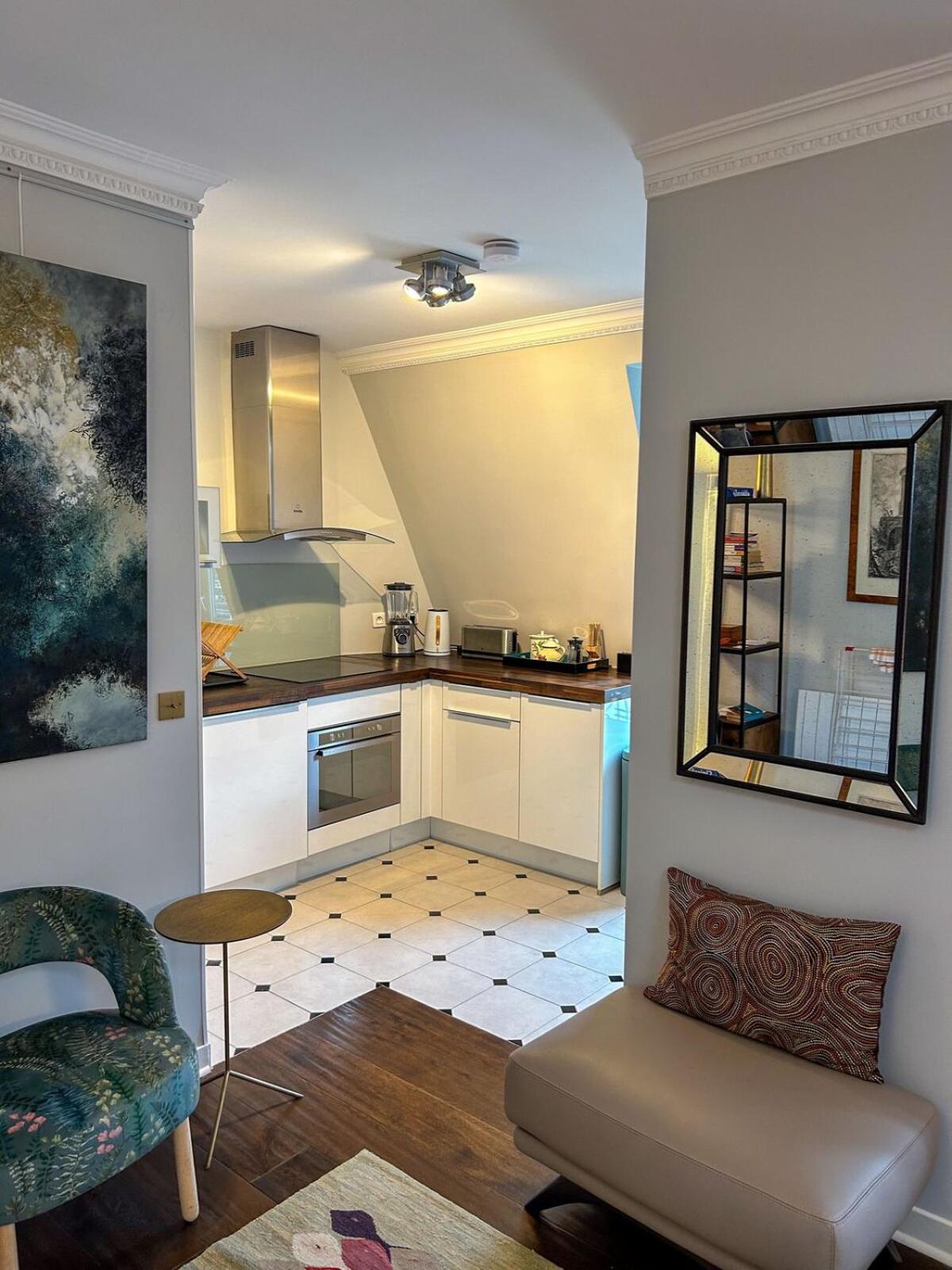 Hideaway Retreat Eiffel Tower Apartment